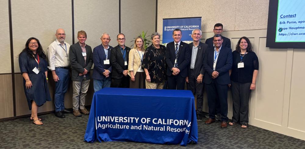 Foto de família de la signatura del memoràndum d’entesa amb la Universitat de Califòrnia